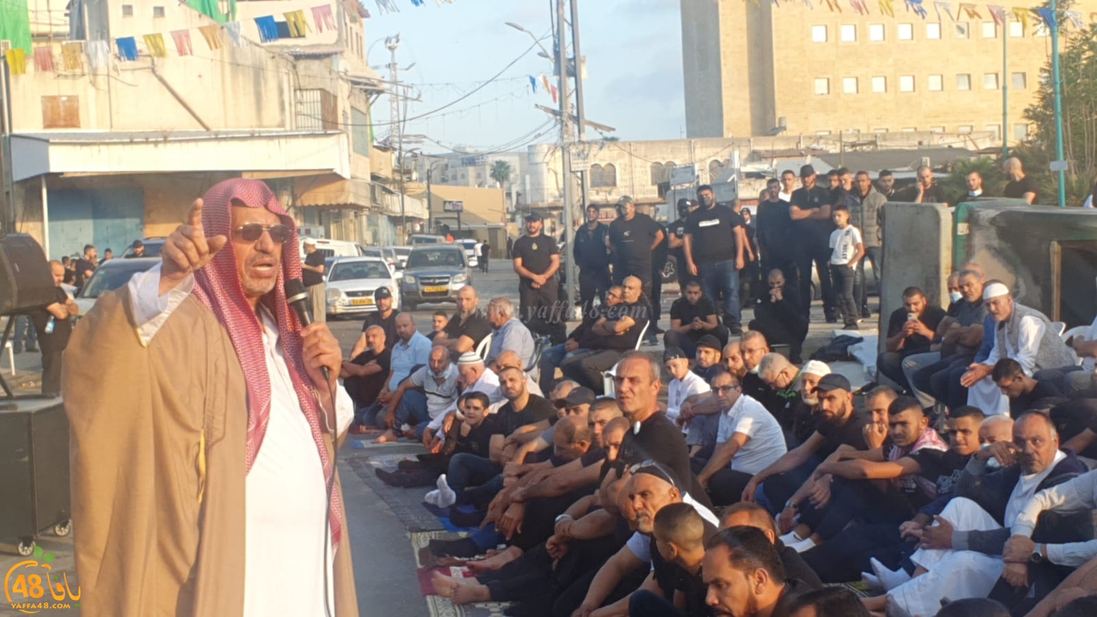 بالفيديو: أهالي مدينة اللد يؤدون صلاة العيد في ساحة المسجد العمري الكبير 